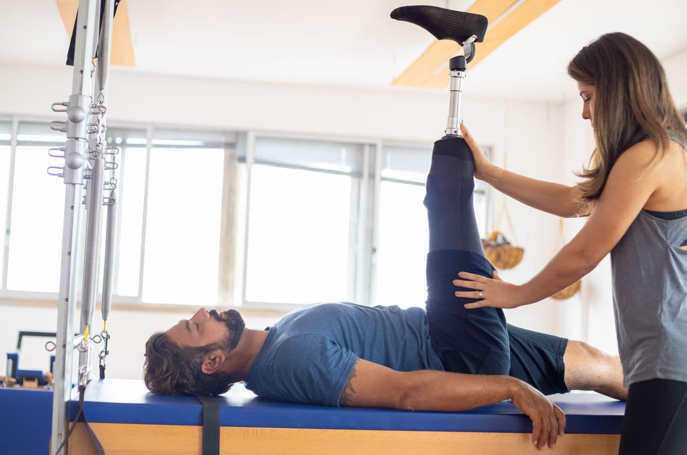 Séance de Pilates thérapeutique sur tour, guidée par une praticienne du cabinet
